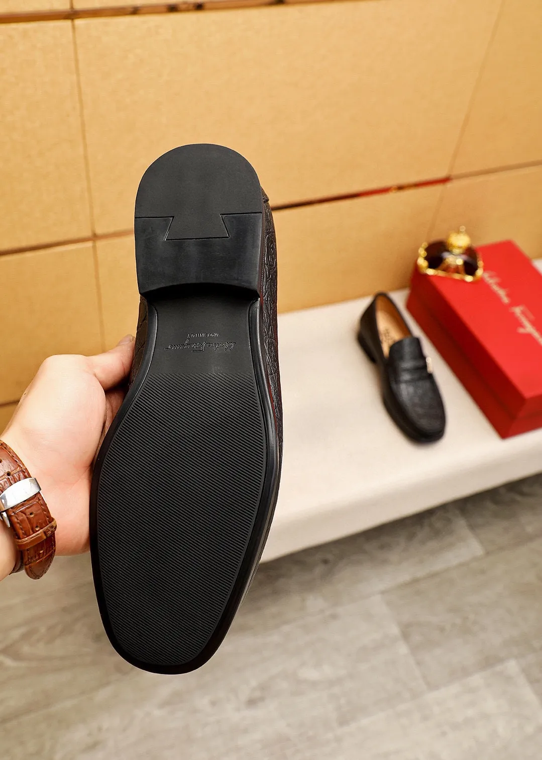 Men's shoes 💰480 💐 Product trademark: Ferragamo "Ferragamo" casual leather shoes Regular size: 38-44 (45🉑️customized) Product materials: Selected imported first-layer calfskin embossed upper + luxury hardware buckle, imported water-dyed cowhide leather lining. Strong three-dimensional visual effect, original outsole color: 1⃣️color optional